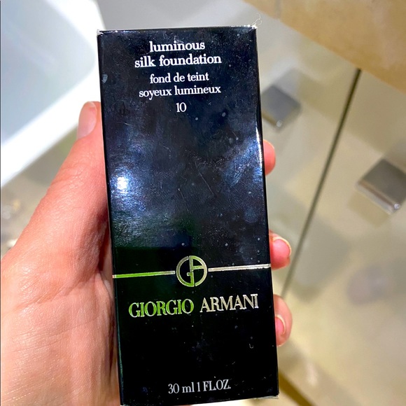 Giorgio Armani Other - BNIB Giorgio Armani Beauty luminous fluid sheer foundation in color 10